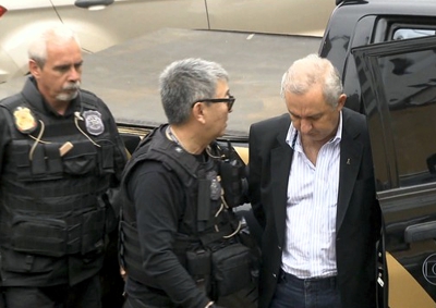 Bumlai, que tem um amigo divinopolitano, sendo preso pela PF, ao lado do agente - "Japonês bonzinho"